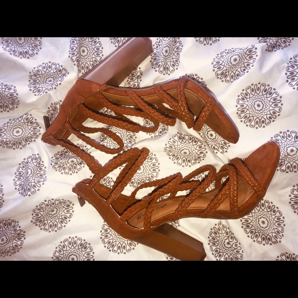 💛 STRAPPY HEELS 💛